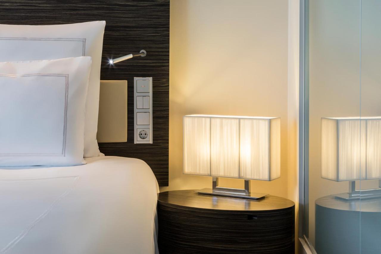 Swissotel Tallinn Ngoại thất bức ảnh A bedside table