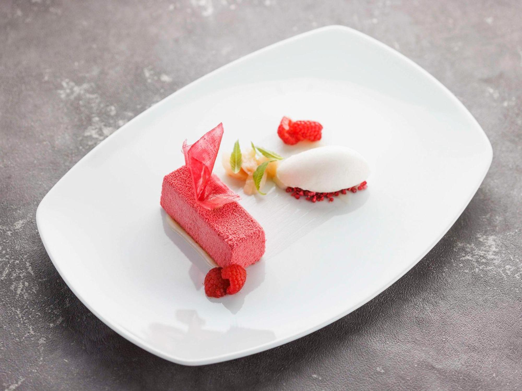 Swissotel Tallinn Ngoại thất bức ảnh A watermelon salad