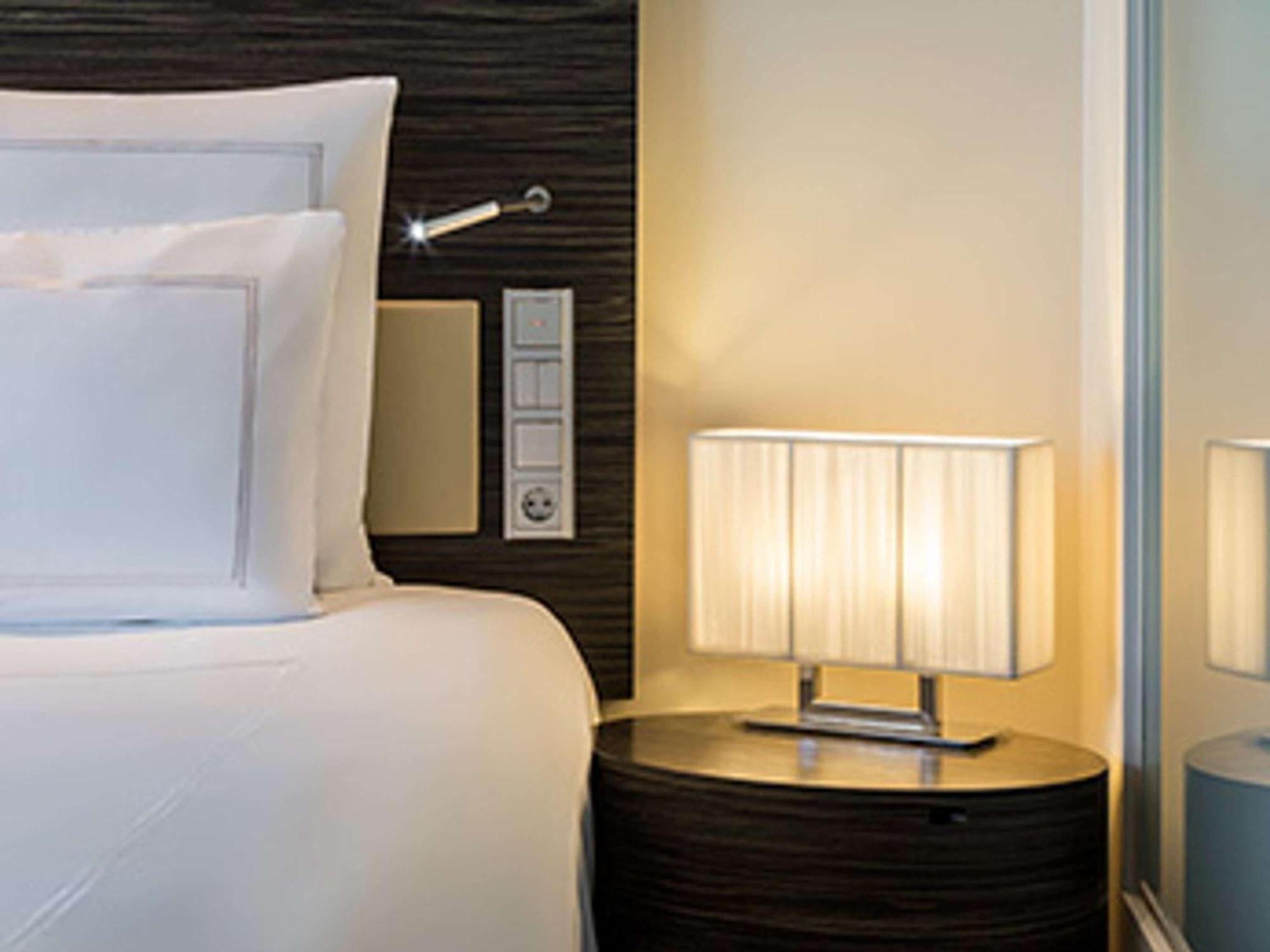 Swissotel Tallinn Ngoại thất bức ảnh A bedside lamp