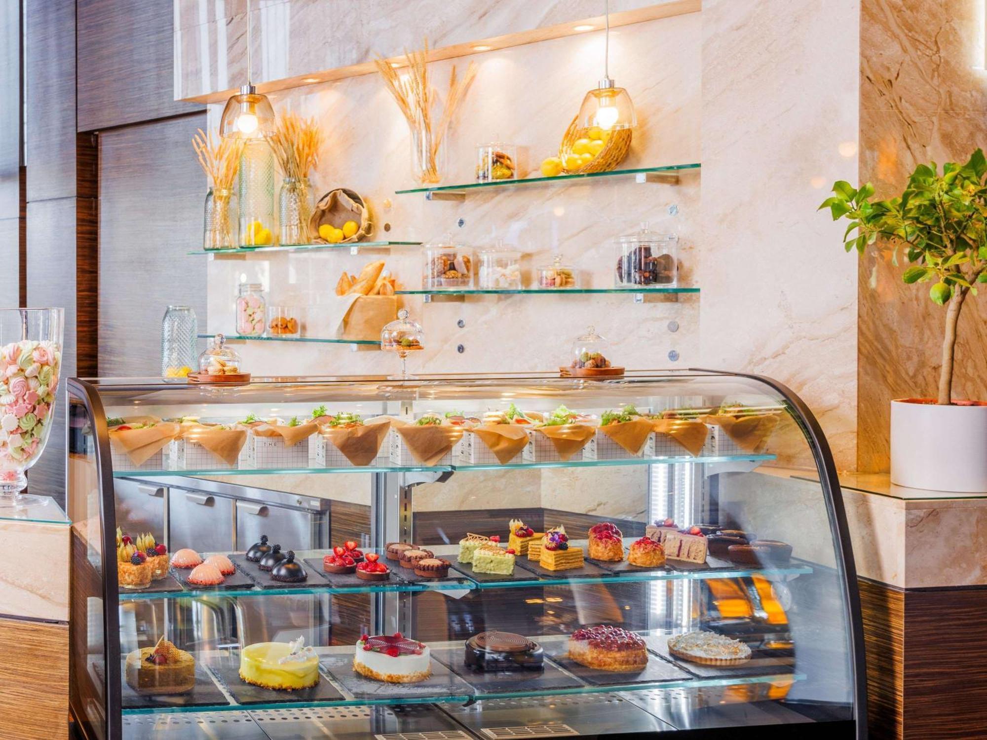 Swissotel Tallinn Ngoại thất bức ảnh A pastry display case