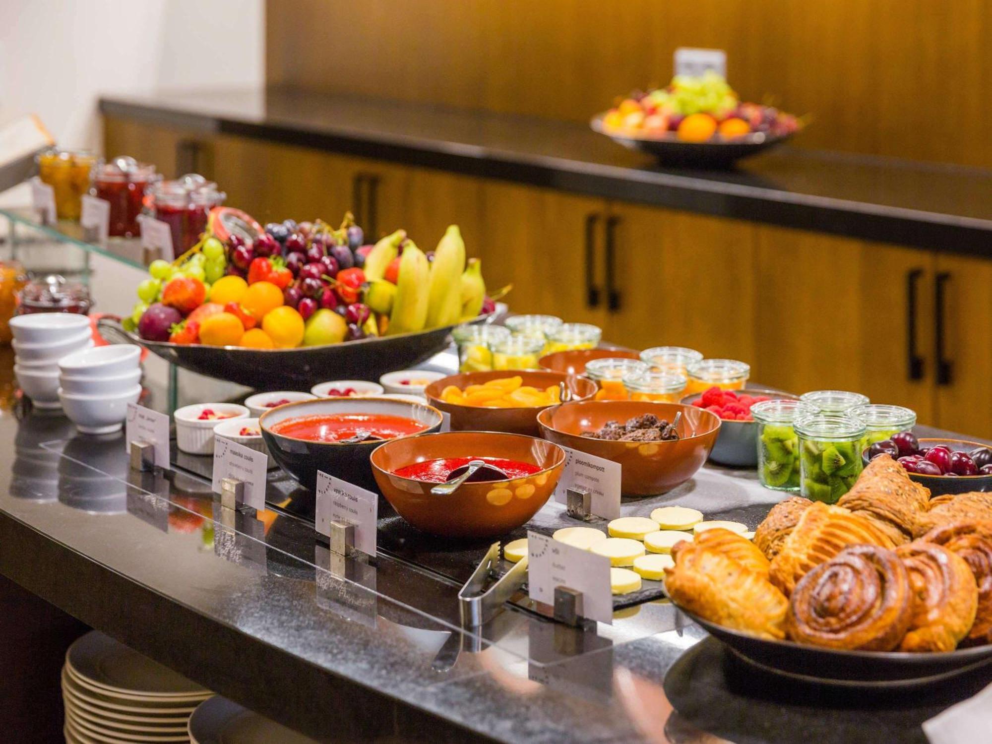 Swissotel Tallinn Ngoại thất bức ảnh A breakfast buffet