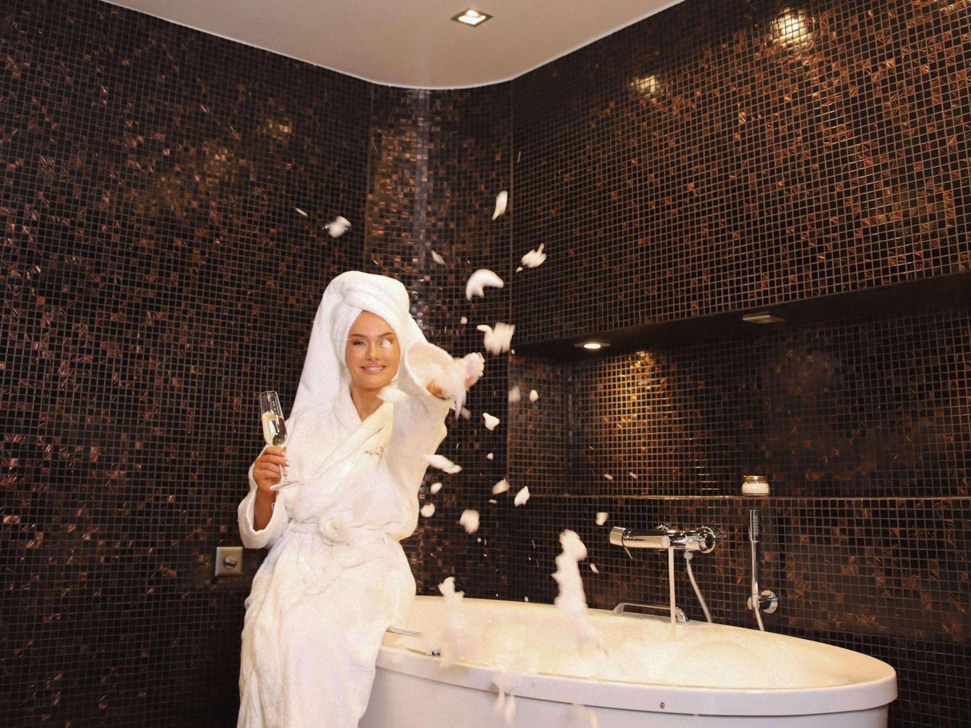 Swissotel Tallinn Ngoại thất bức ảnh A woman in a bathrobe